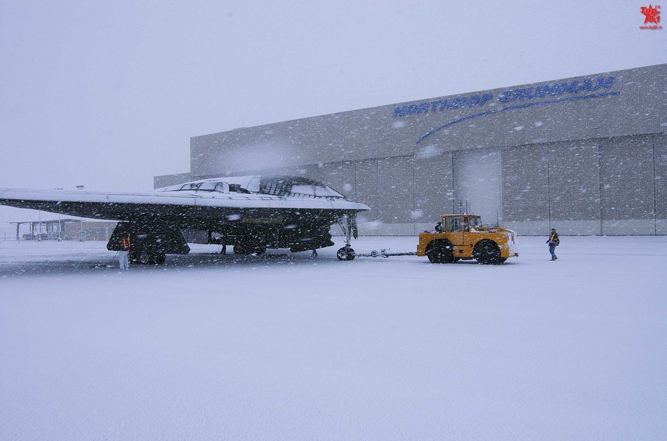 美军最昂贵隐形战机大雪天屋外挨冻