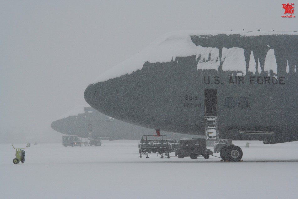 美军最昂贵隐形战机大雪天屋外挨冻