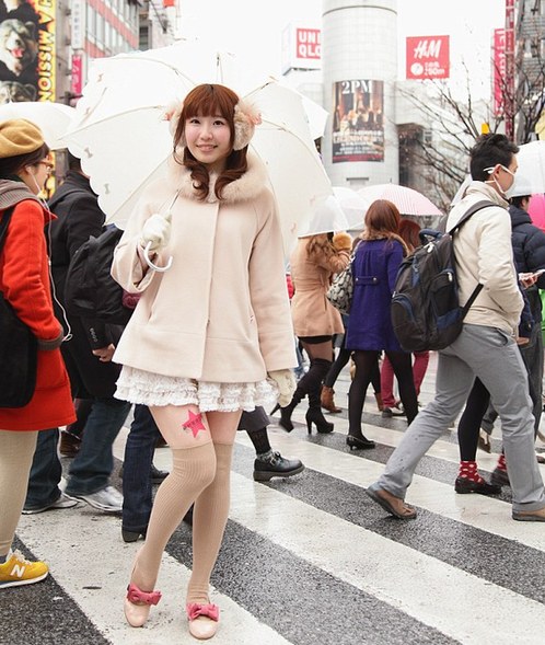 日本广告贴在少女美腿上 穿8小时短裙即有酬劳