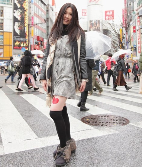 日本广告贴在少女美腿上 穿8小时短裙即有酬劳