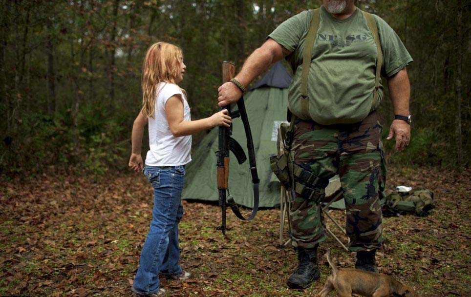 美训练营教你应对世界末日 儿童学用突击步枪