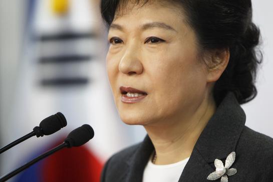 作为韩国首位女总统,朴槿惠组阁前后遭遇诸多挑战;上任后不仅将面对