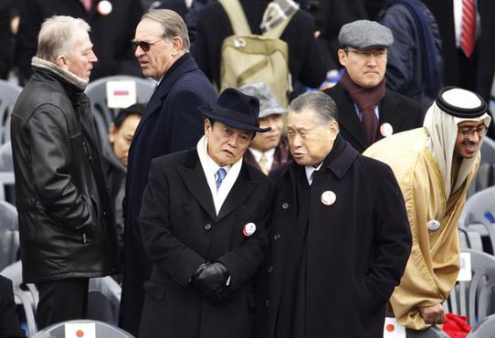 麻生太郎风衣礼帽装出席朴槿惠就职礼 被调侃像黑帮