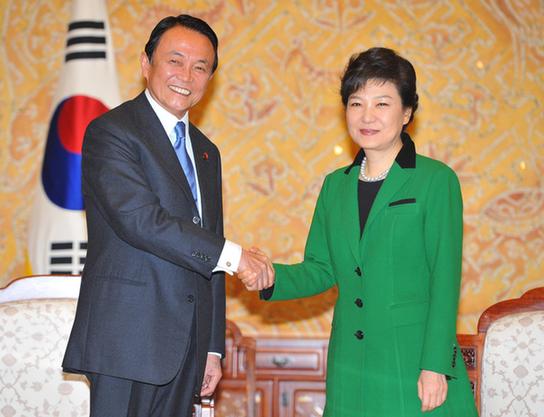 麻生太郎风衣礼帽装出席朴槿惠就职礼 被调侃像黑帮