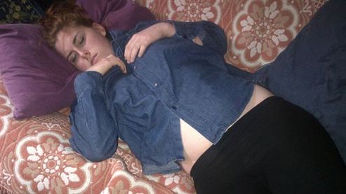 英国少女患罕见“睡美人综合症” 一觉能睡44天