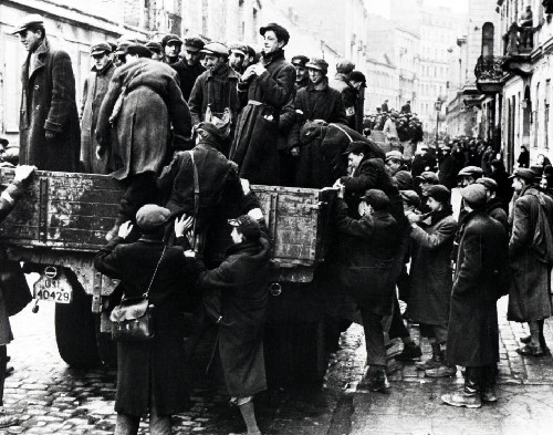 犹太人被纳粹军从波兰华沙贫民区运送到各地从事奴隶劳工