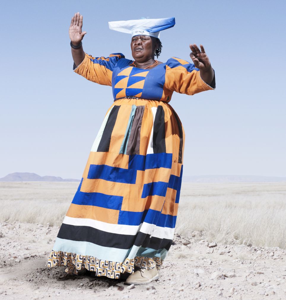 非洲部族仍穿戴19世纪服饰 铭记种族血泪历史