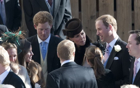 凯特王妃现身友人婚礼 “孕”味十足魅力不减