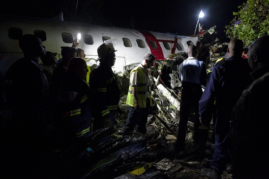 刚果(金)客机坠毁至少30人死亡