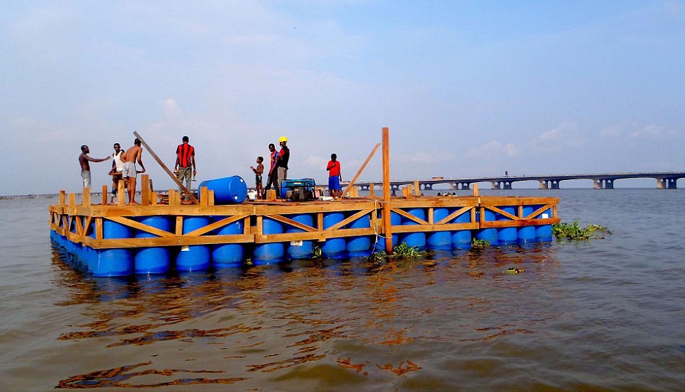 尼日利亚建水上漂浮学校 操场、绿地可纳百名学生