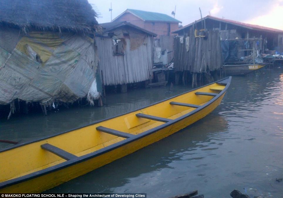 尼日利亚建水上漂浮学校 操场、绿地可纳百名学生