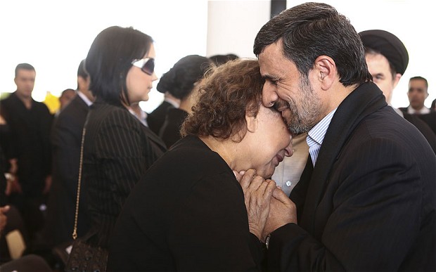 内贾德拥抱查韦斯母亲受指责 委反对派领袖参选总统
