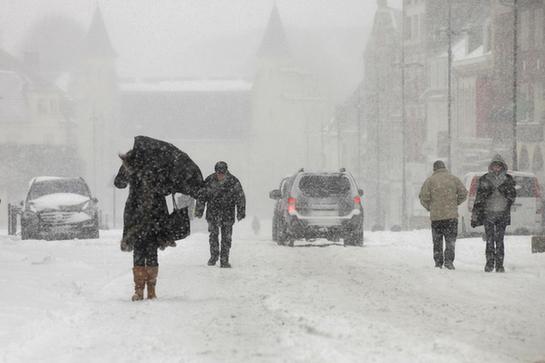 暴风雪“突袭”西欧 多国交通遭“重创”