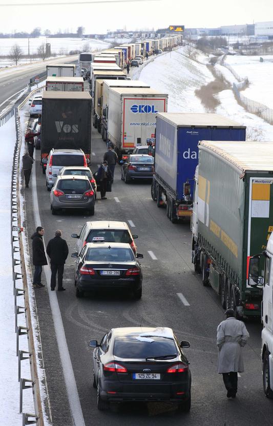 暴风雪“突袭”西欧 多国交通遭“重创”