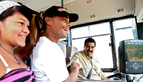 委内瑞拉代总统马杜罗驾驶公交车为大选造势