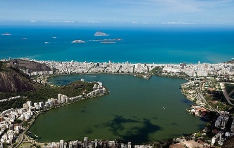 巴西奥运会赛艇场地惊现65吨死鱼 或因缺氧所致