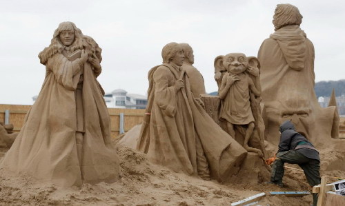 好莱坞主题加盟英国韦斯顿沙雕节 “巨星”云集沙滩