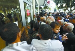 塞浦路斯银行重新开业 每天取款不能超300欧元