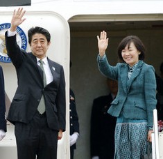 日本首相安倍晋三启程访问蒙古