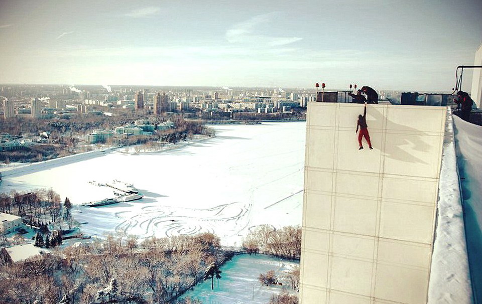 惊险！乌克兰“蜘蛛侠”单手悬挂摩天大楼
