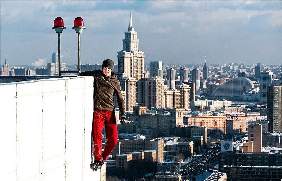 惊险！乌克兰“蜘蛛侠”单手悬挂摩天大楼