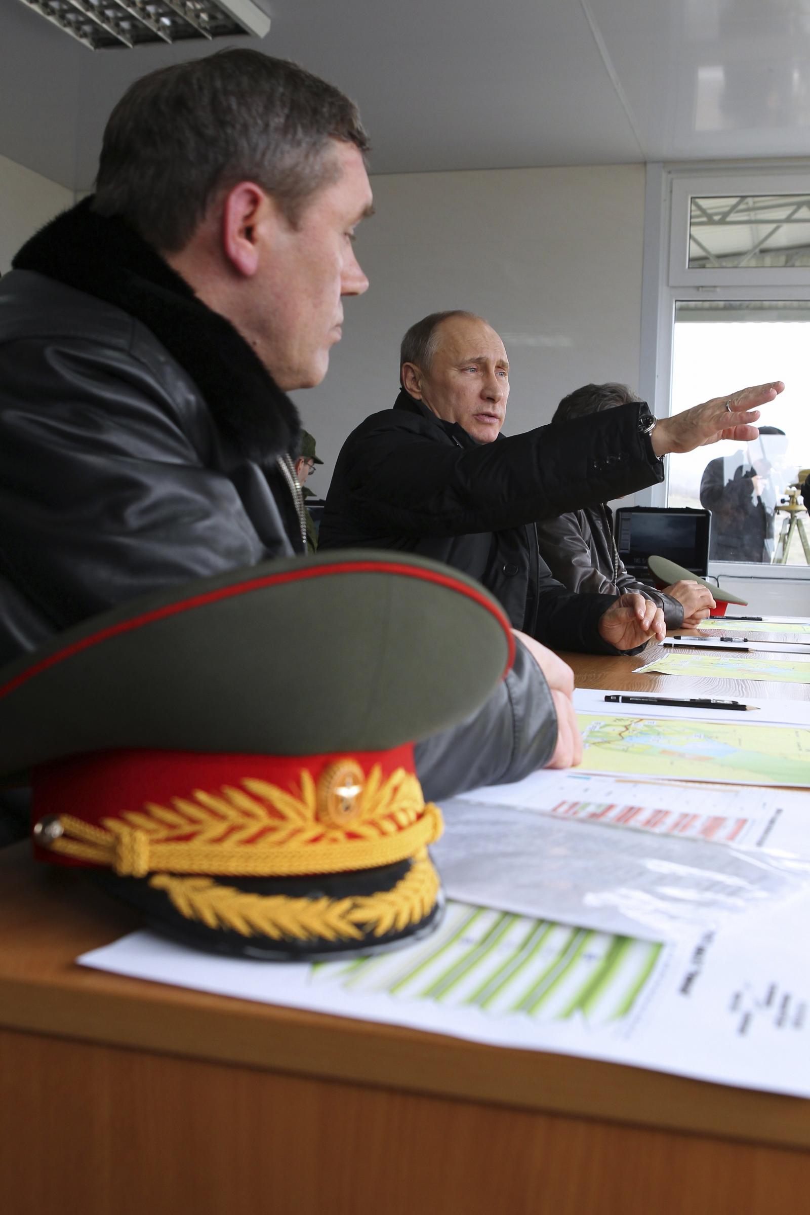 俄罗斯在黑海地区举行大规模军演 普京亲临场观摩