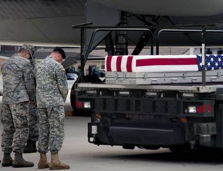 美国大兵与阿富汗孩子玩耍 遭16岁少年刺脖偷袭身亡