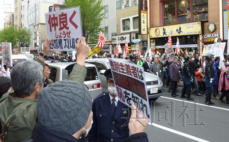 日本游行者高喊杀掉韩国人 市民担忧“纳粹抬头”