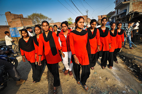 印度女性自发组建“红衣旅” 英姿飒爽专治色狼