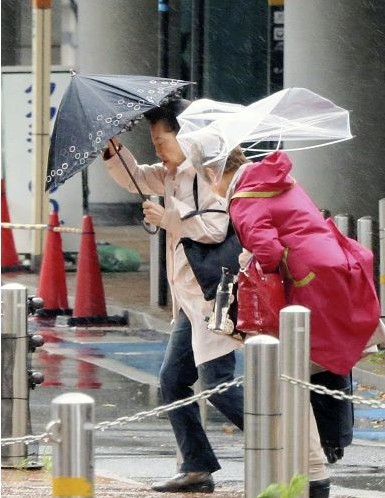 日本暴风极端天气已致3人死亡