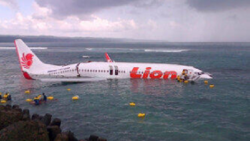 印尼一架客机降落时坠入海中 机上100多人全获救