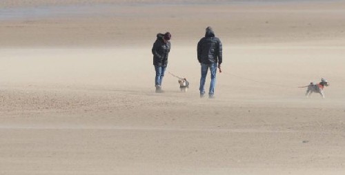 沙尘暴笼罩苏格兰机场 英国天气回暖比往年高6度