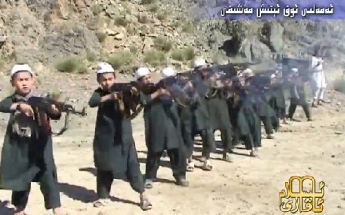 视频显示巴基斯坦极端组织训练5岁儿童用枪