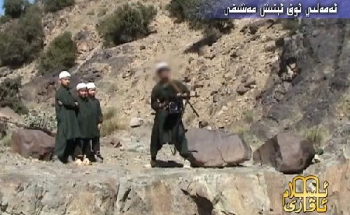 视频显示巴基斯坦极端组织训练5岁儿童用枪