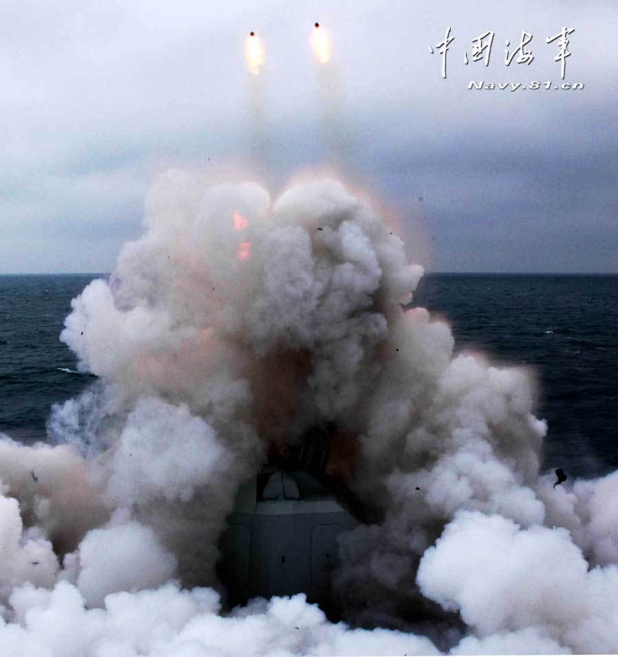 中国海军特混编队在东海训练海空作战