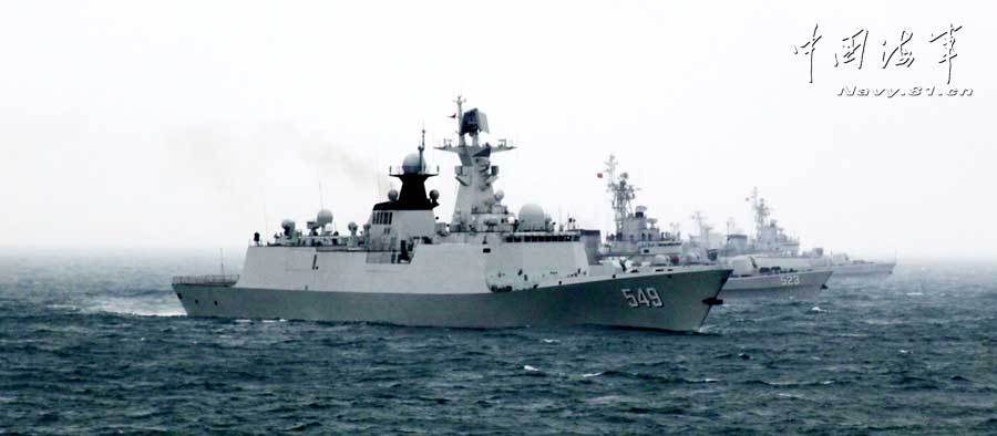 中国海军特混编队在东海训练海空作战