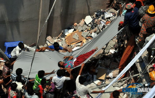 组图：孟加拉国大楼坍塌 布条成救援主力军