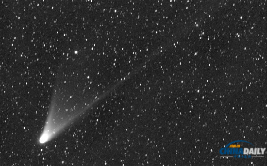 靠望远镜观测 英国中学生在学校旅行中发现新彗星