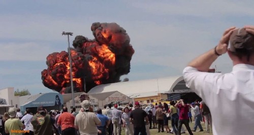 西班牙航展“古董”飞机撞楼坠毁 数千人目睹骇人场景