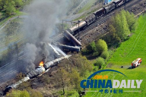 比利时载剧毒化学品火车脱轨起火 居民紧急疏散