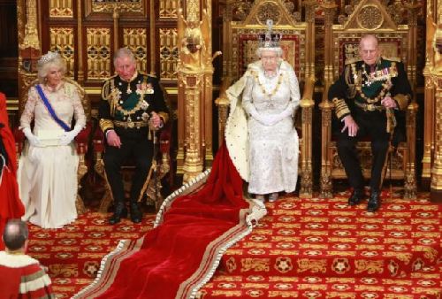 英女王国会大典讲话屡出错 卡米拉扮相似王后