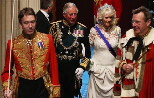 英女王国会大典讲话屡出错 卡米拉扮相似王后