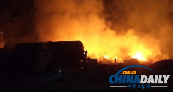俄罗斯油罐列车脱轨引发大火 20余人受伤数千人疏散