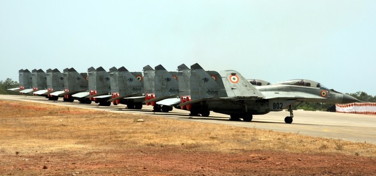 印度海军米格-29KUB舰载战机服役现场图曝光
