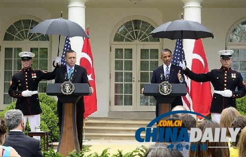 奥巴马出门伸手测雨 或因发布会撑伞风波心有余悸