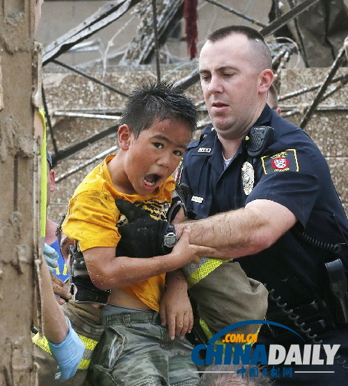 美国俄克拉荷马市郊遭龙卷风重创 近百人死亡