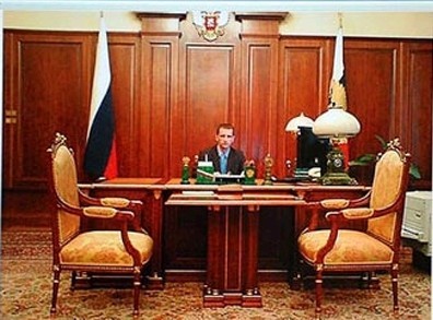 普京前保镖为吸引女性坐总统办公桌拍照(图)
