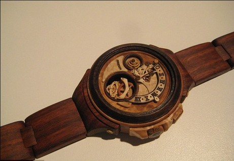 乌克兰木匠打造“全木”手表 零件中仅一弹簧为金属