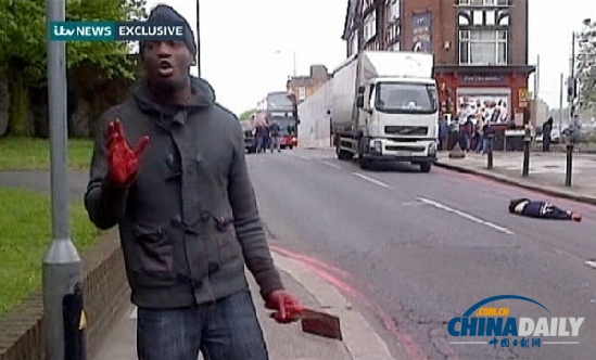 伦敦街头上演恐怖癫狂一幕 两男杀人后当场“演讲”