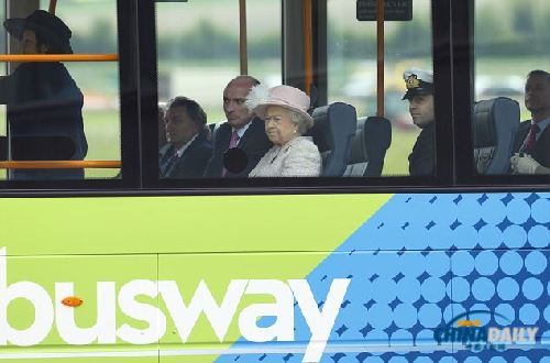组图：英女王乘公交 为孙媳生育做调研